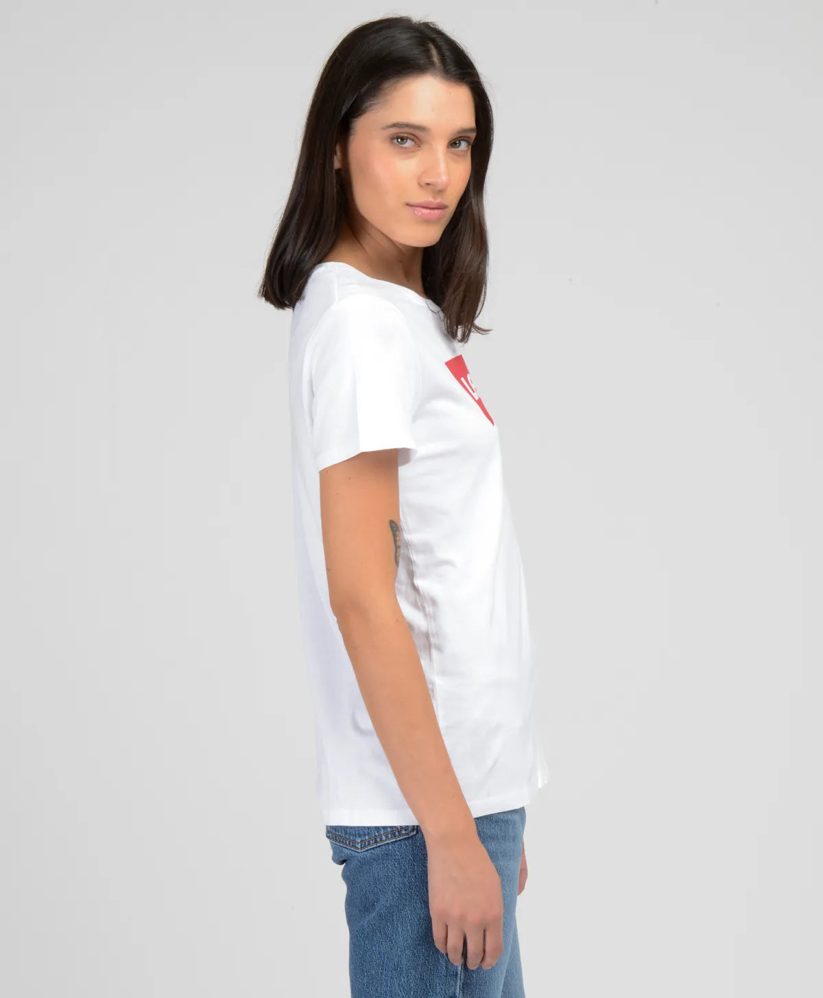 polera-mujer-lisa-con-logo-blanca