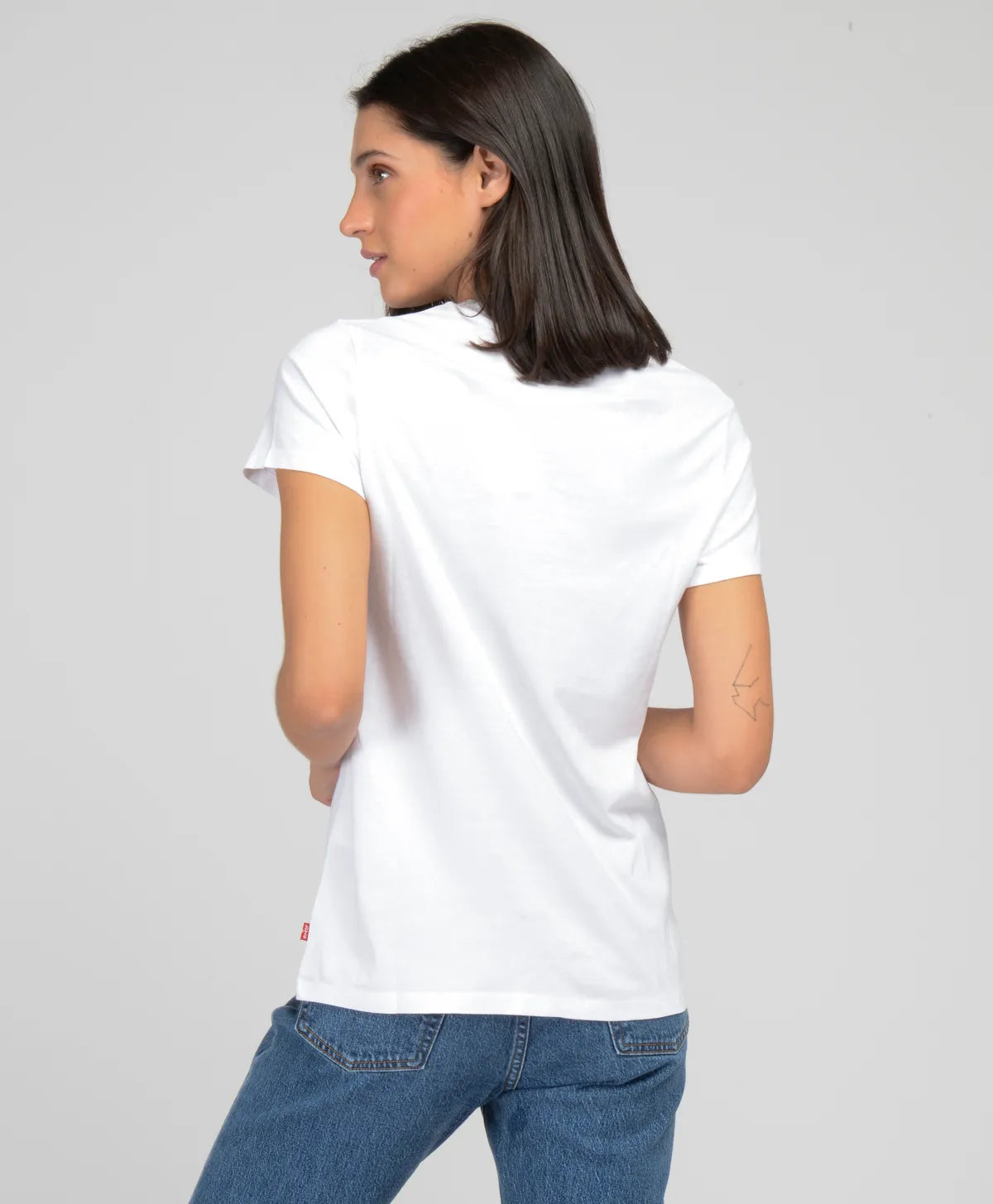 polera-mujer-lisa-con-logo-blanca