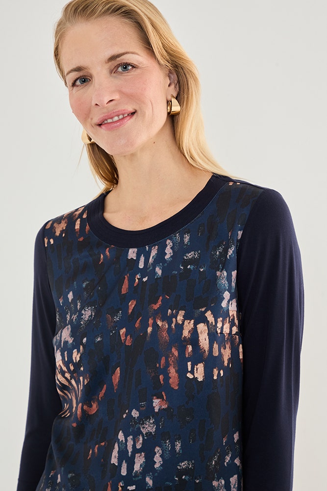 Polera Mujer con Delantero Satinado y Cuello con Pespuntes Decorativos Azul Marino
