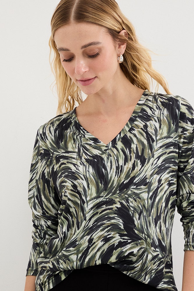 Polera Mujer Manga Larga Escote en V Estampada con Corte Canesú y Tabla en Espalda Verde