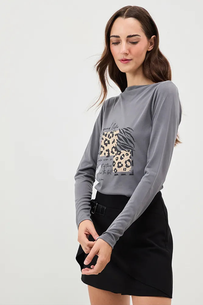 polera-mujer-modal-con-escote-drapeado-y-estampado-focalizado-gris-marengo