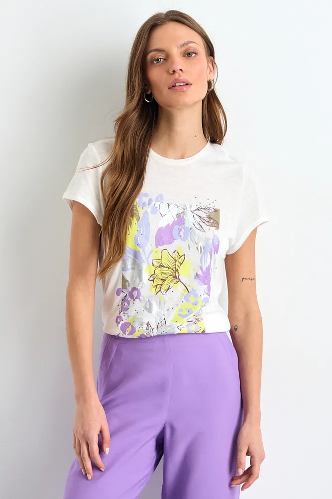 polera-mujer-manga-corta-estampado-focal-con-tela-brillo-crudo