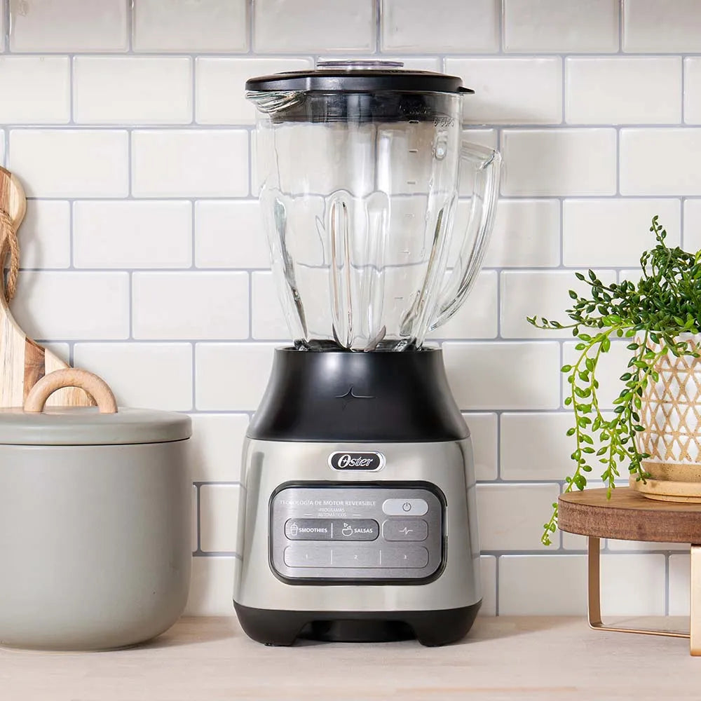 Licuadora Oster® con tecnología reversible, 2 programas automáticos y 3 velocidades más pulso