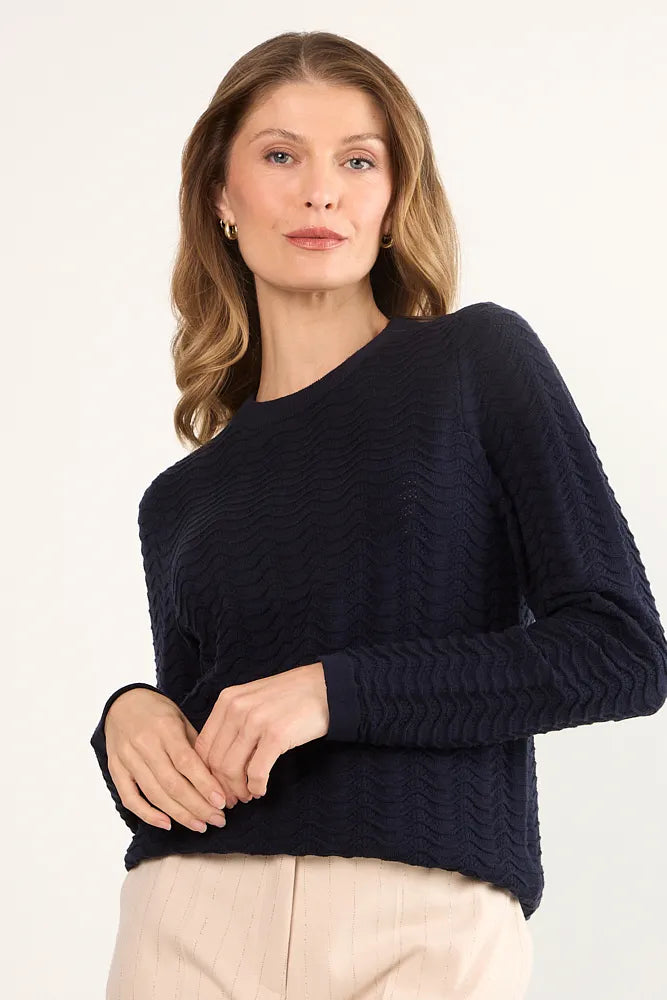 tejido-mujer-cerrado-diseño-ondas-azul-marino-