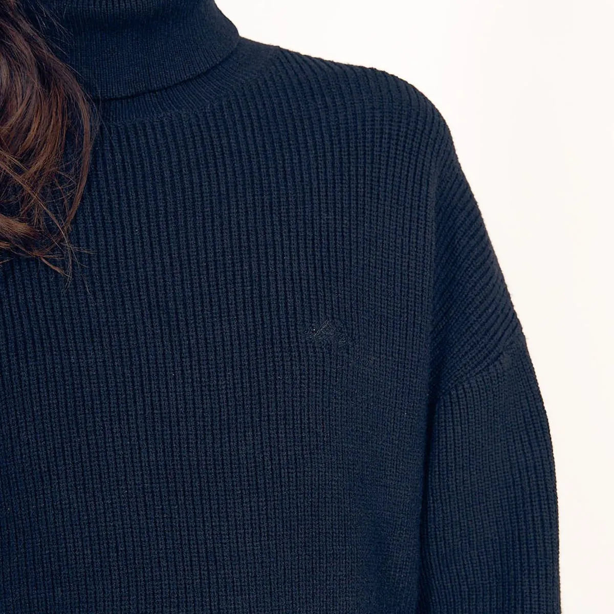 tejido-mujer-oversize-cuello-tortuga-negro