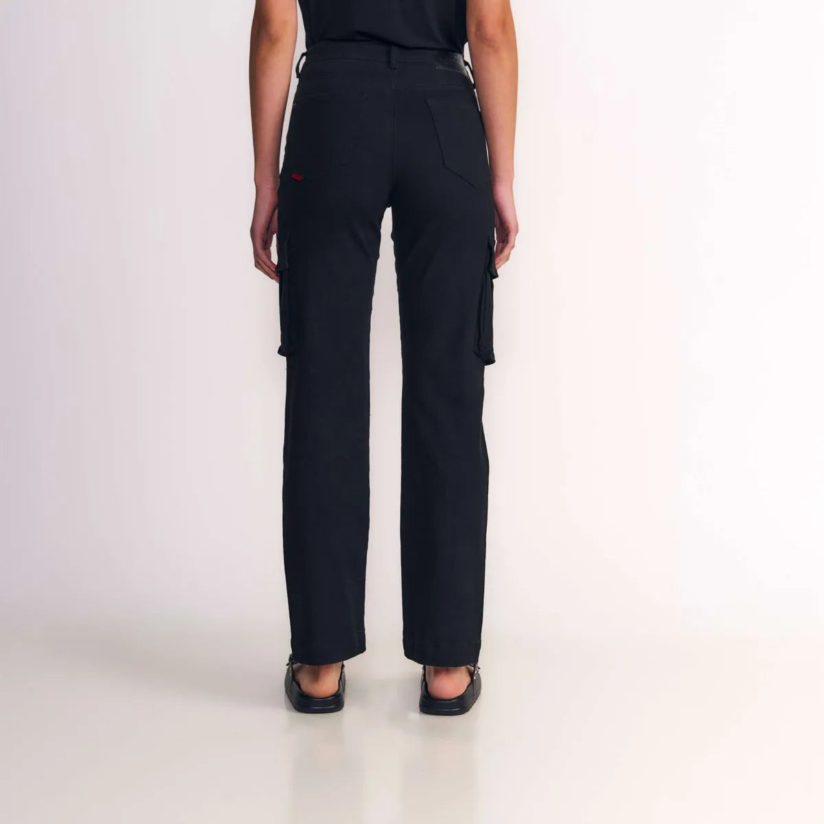 pantalon-mujer-cargo-tiro-ultra-alto-negro