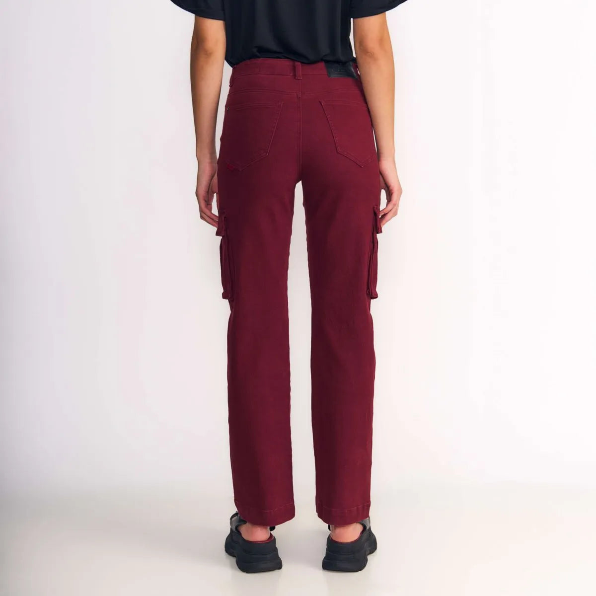 pantalon-mujer-cargo-tiro-ultra-alto-burdeo