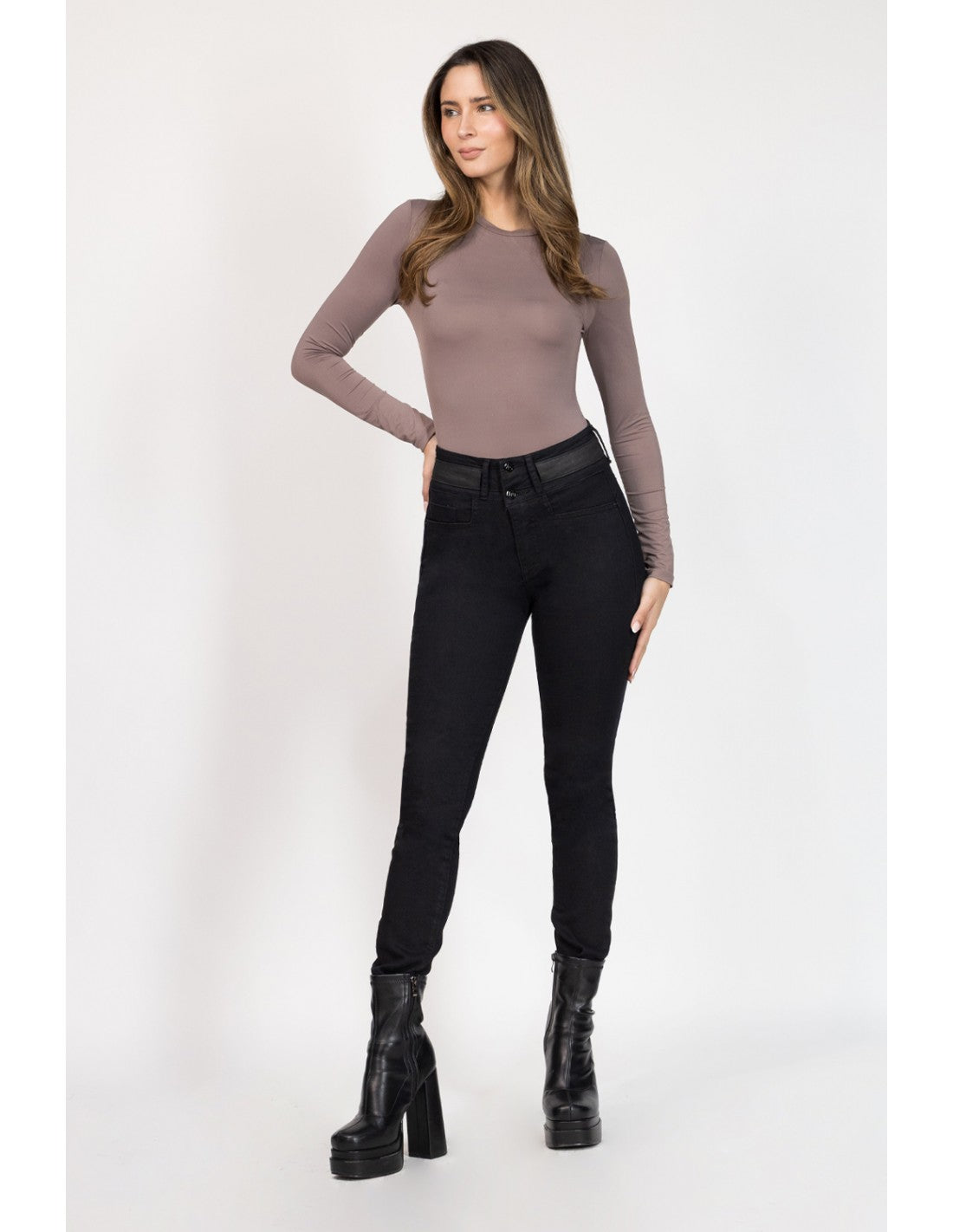 jeans-mujer-efecto-push-up-skinny-3957-negro