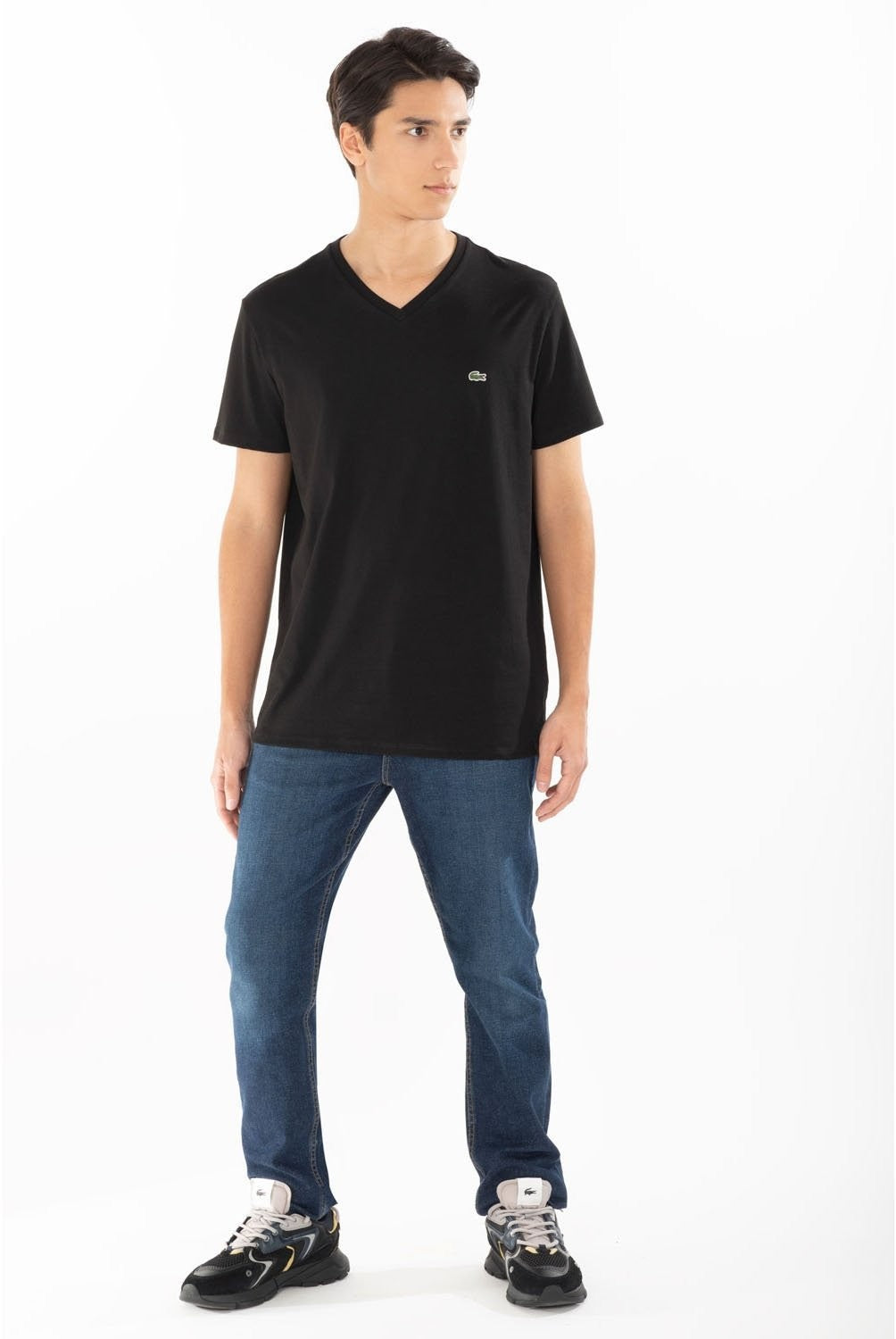 polera-hombre-cuello-v-negro