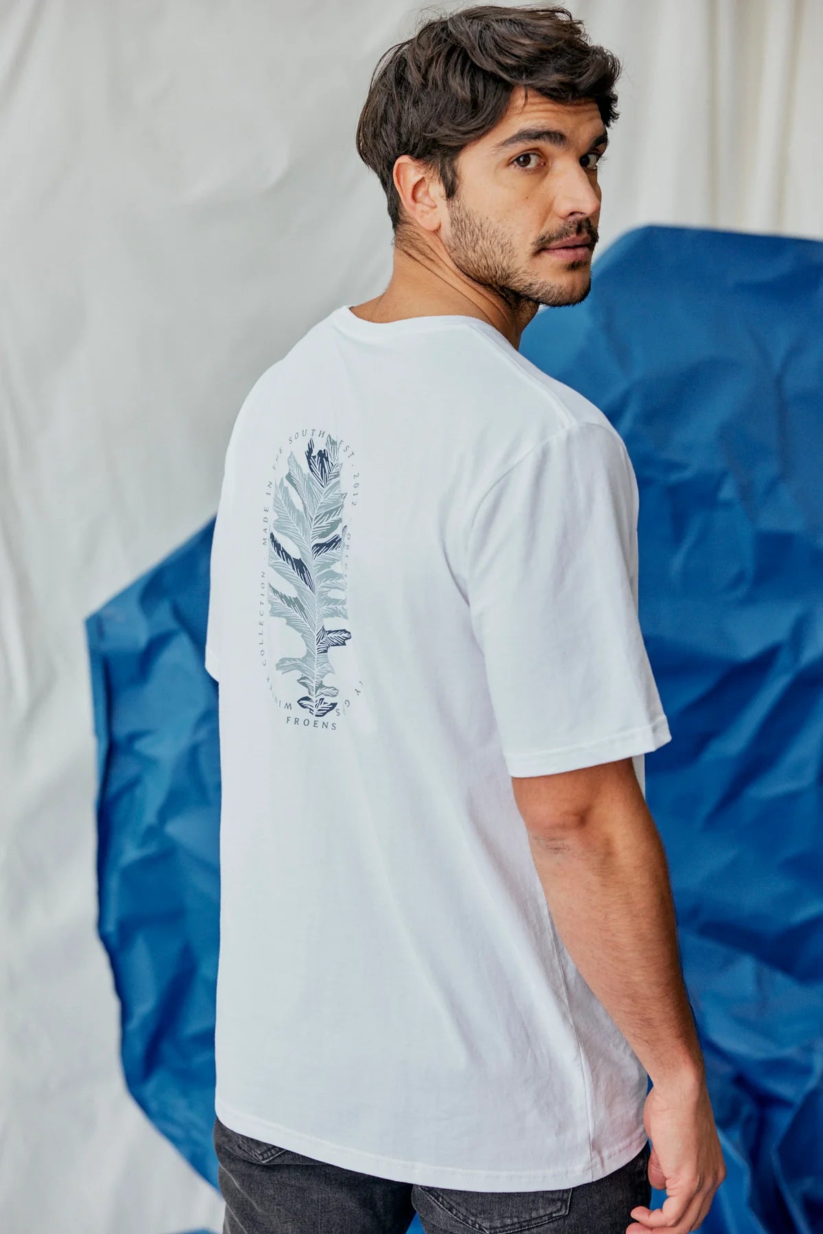 Polera Hombre Logo Blanco