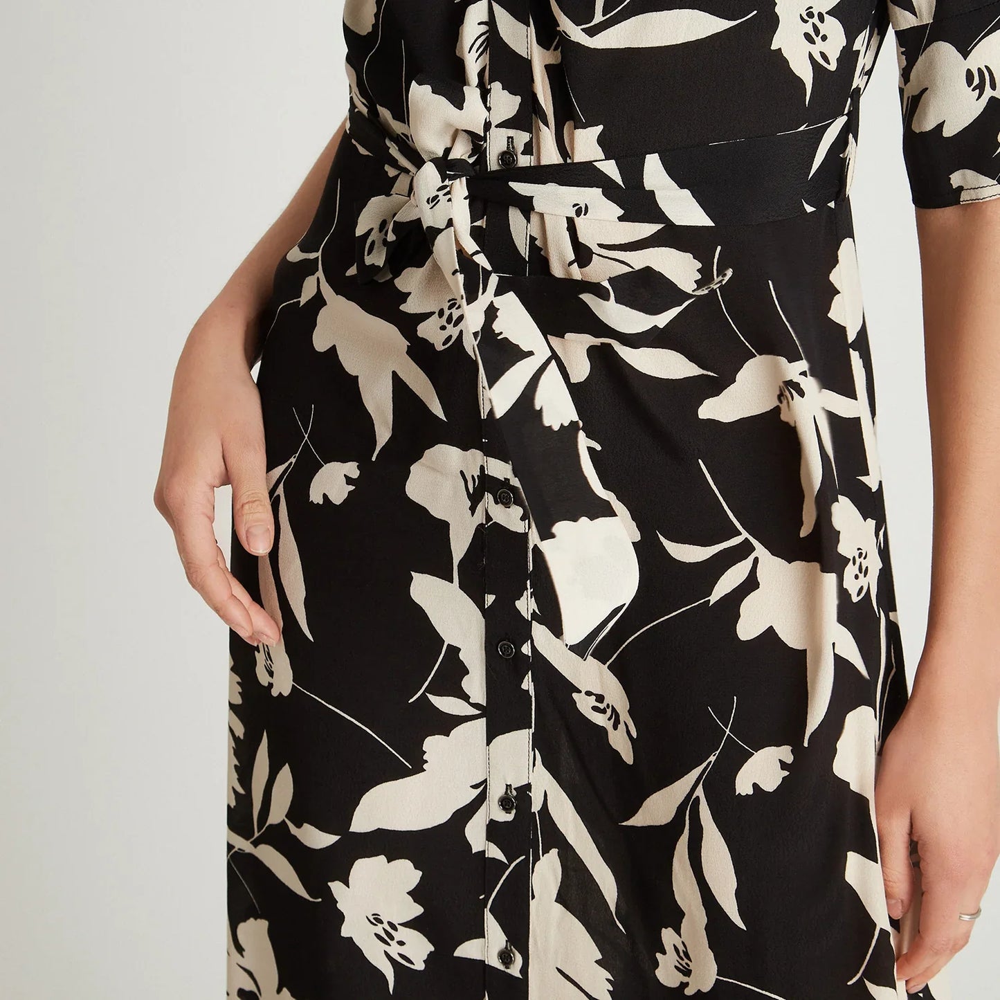 vestido-mujer-midi-negro-manga-codo-estampado-cuello-camisero