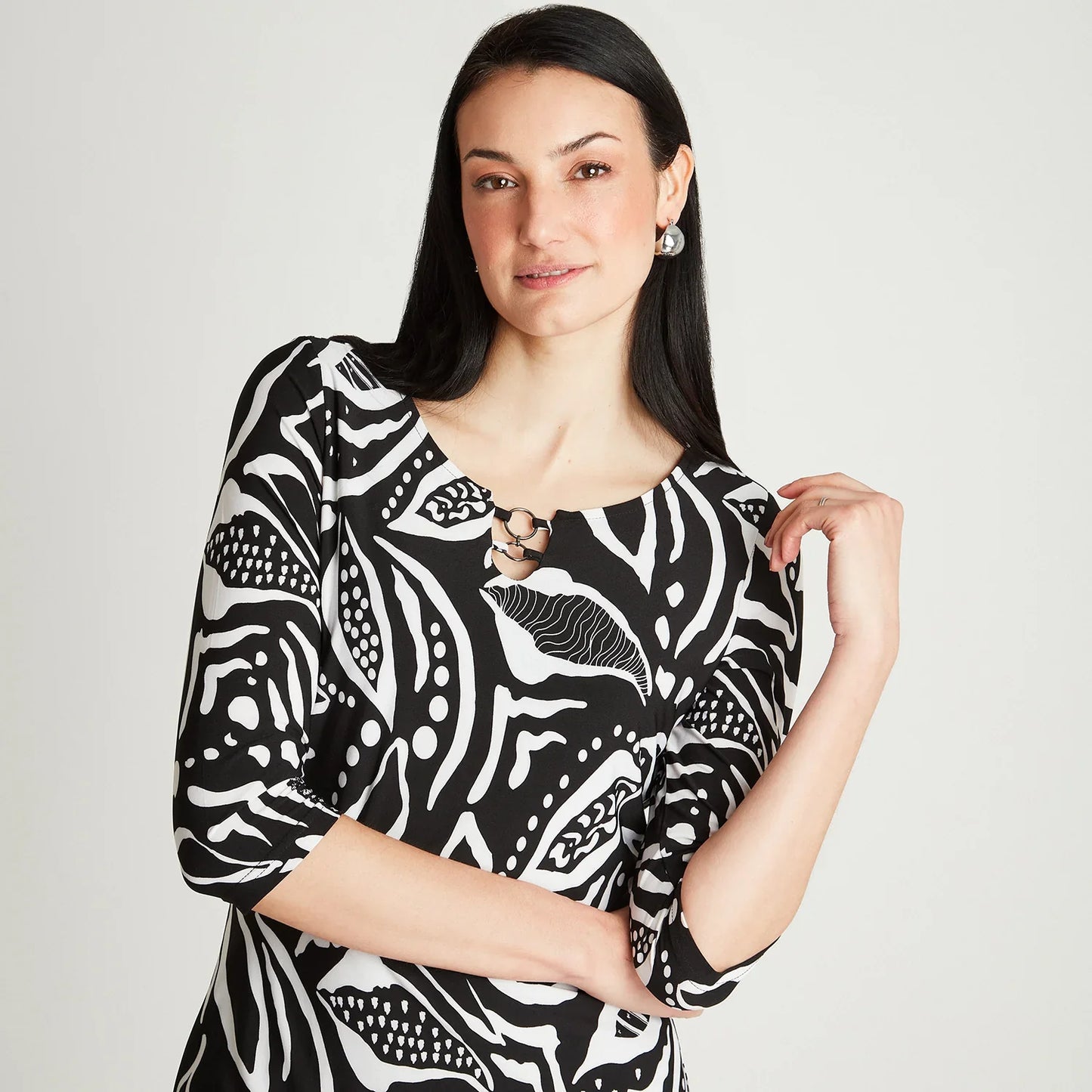 vestido-mujer-midi-negro-manga-3/4-estampado-cuello-redondo