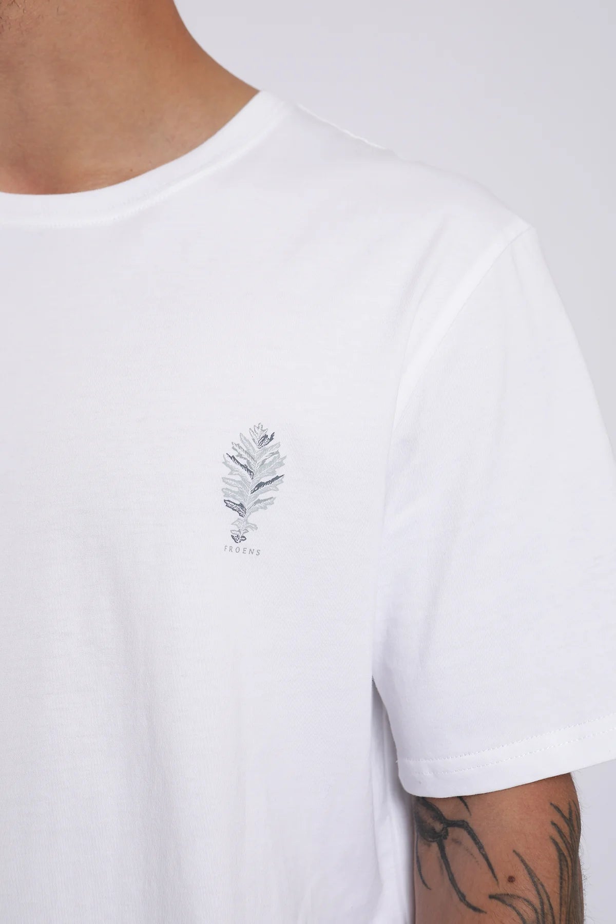 Polera Hombre Logo Blanco