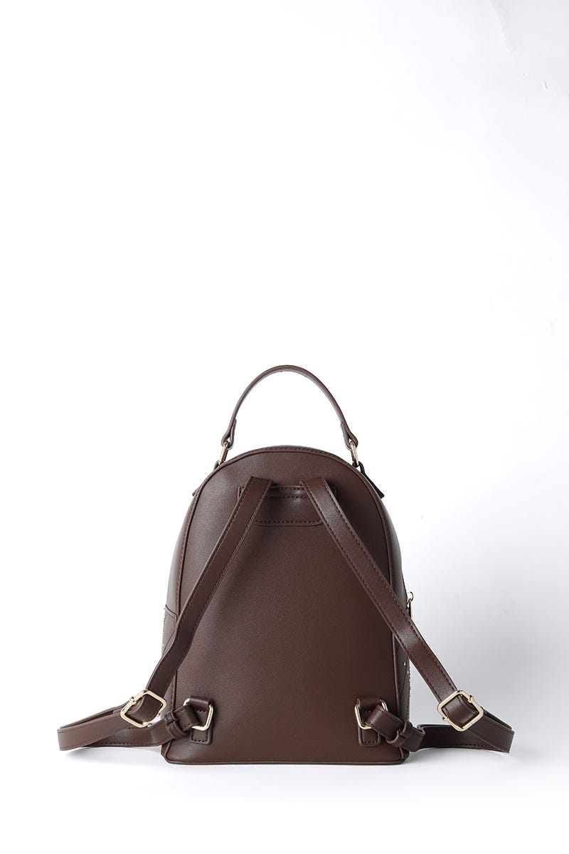 Mochila Mediana Con Tachas Frotal Chocolate