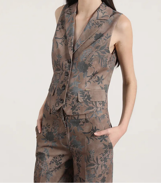 chaleco-mujer-sastre-estampado-cafe