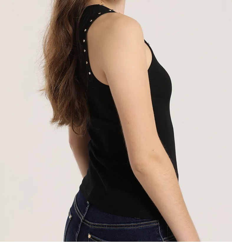 polera-mujer-top-tachas-algodón-ribb-negro
