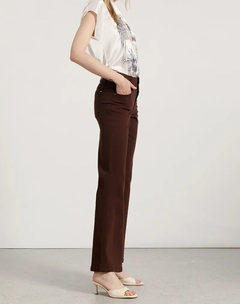 jeans-mujer-color-flare-tiro-medio-chocolate
