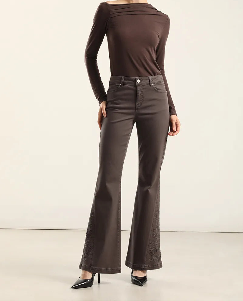 Jeans Mujer Color Flare Bordado Chocolate