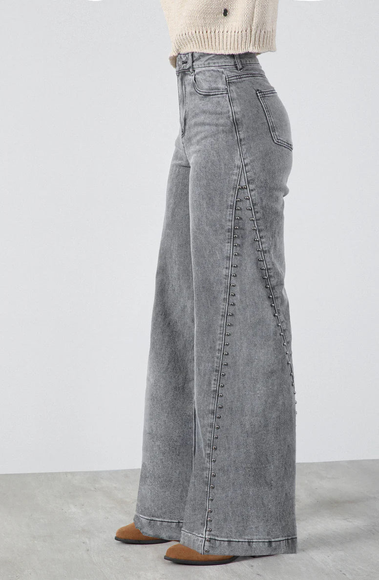pantalón-mujer-tachas-corte-lateral-gray