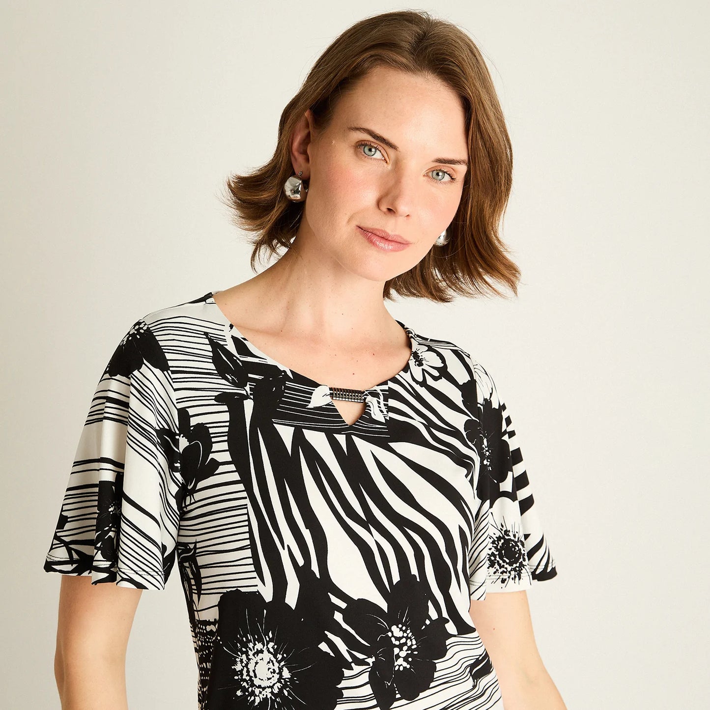 Polera Mujer Negra Estampada Manga Corta