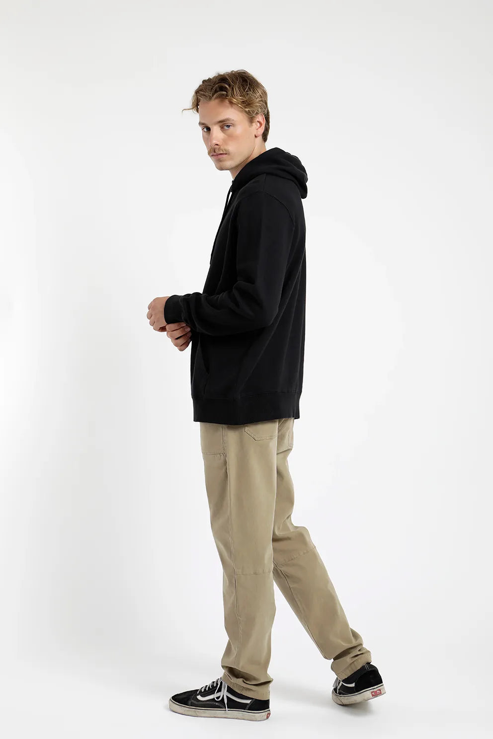 polerón-hombre-hoodie-negro---algodón-orgánico