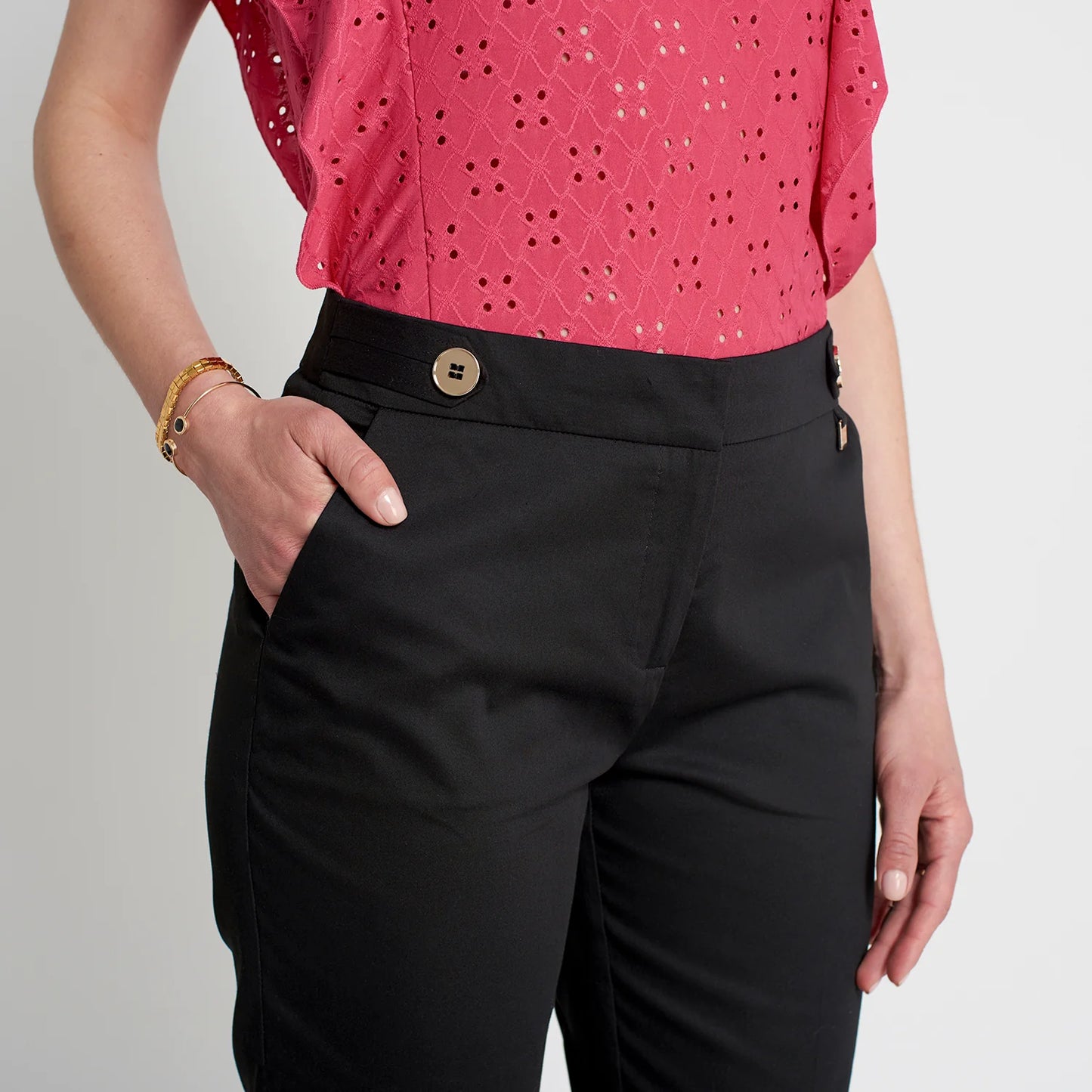 Pantalón Mujer Capri Con Botones En La Cintura Negro