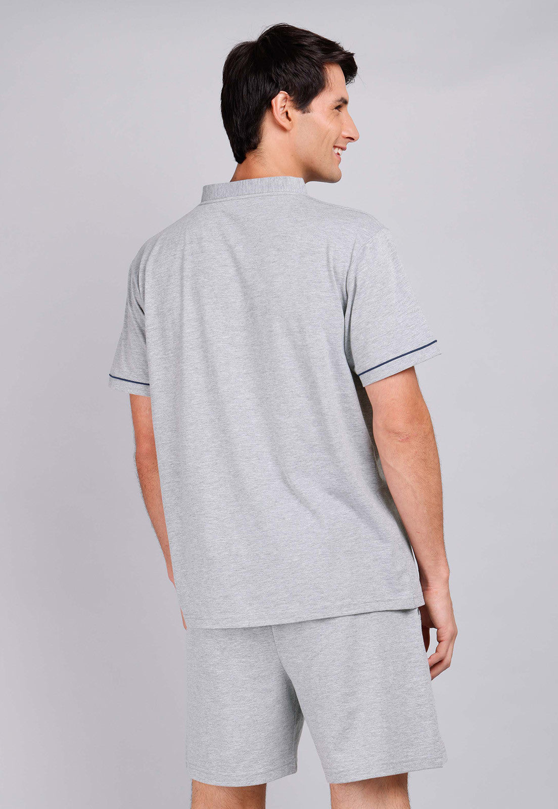 pijama-hombre-corto-cuello-en-v-gris