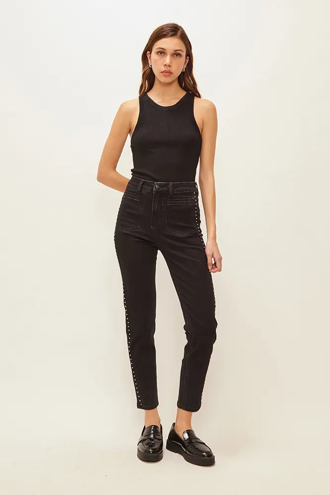 Jeans Mujer Pitillo Con Bolsillos Parche Y Tachas En Costado Negro