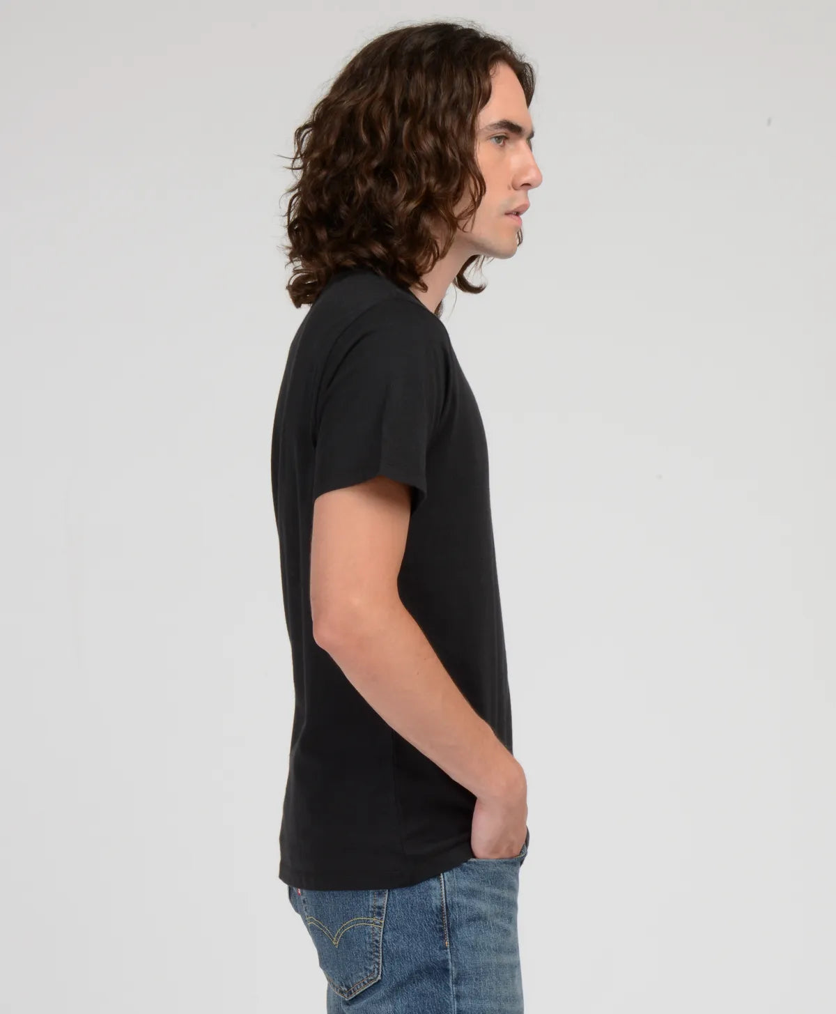 polera-hombre-lisa-con-logo-negro