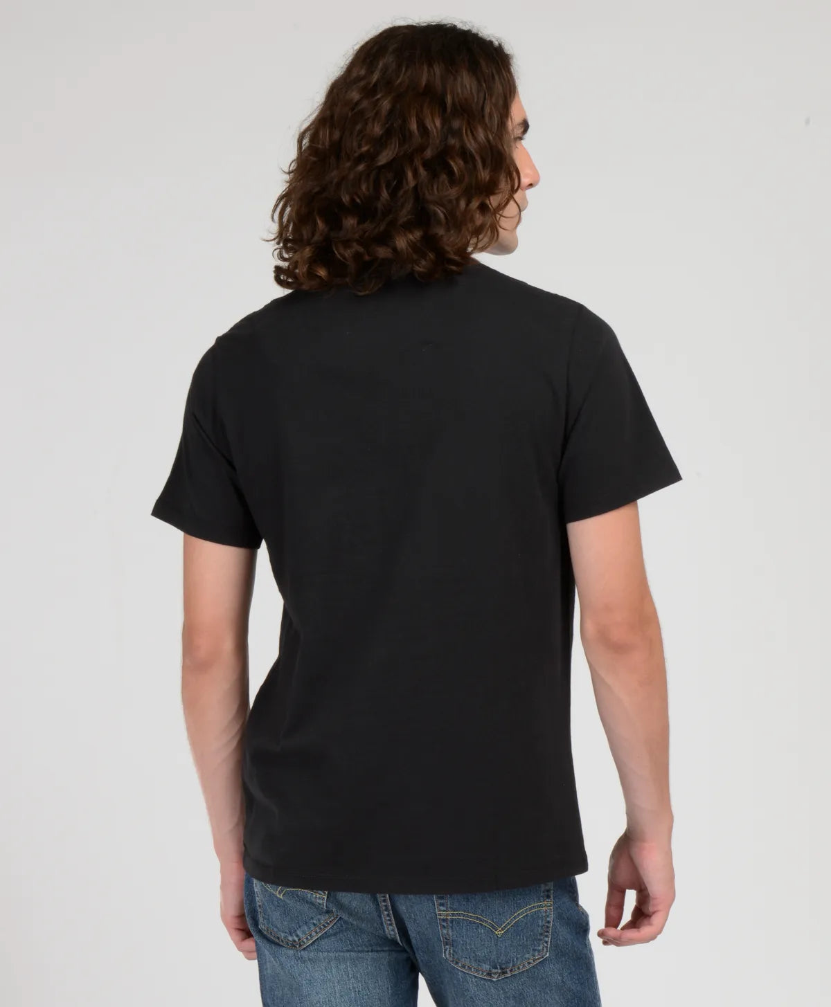 polera-hombre-lisa-con-logo-negro