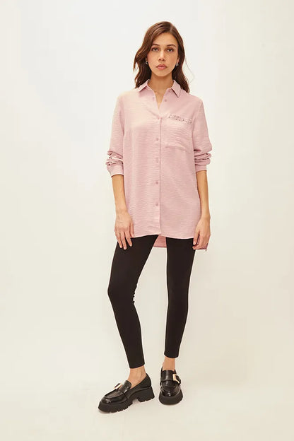 Blusa Mujer Camisera Con Abertura Y Tachas Rosado