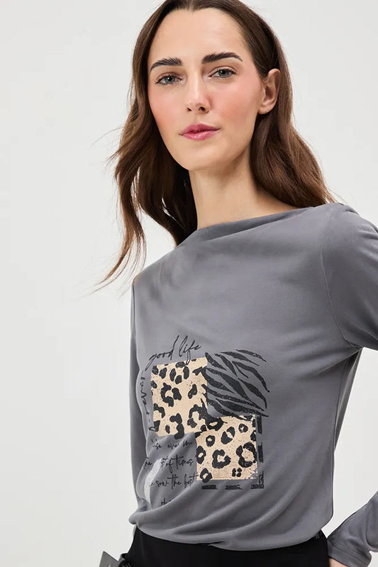 polera-mujer-modal-con-escote-drapeado-y-estampado-focalizado-gris-marengo