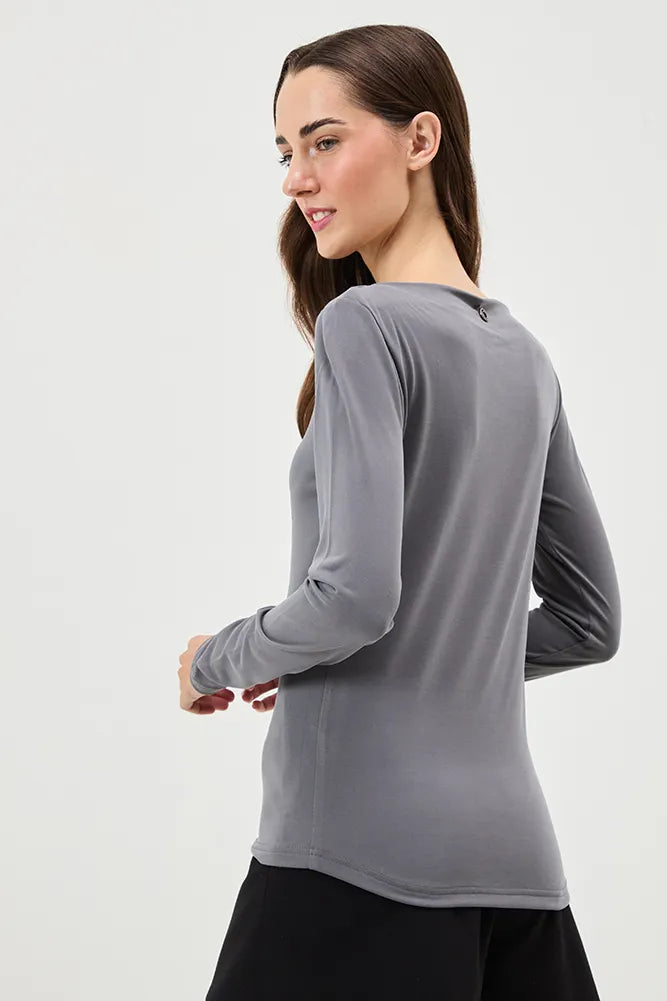 polera-mujer-modal-con-escote-drapeado-y-estampado-focalizado-gris-marengo