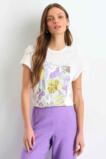 polera-mujer-manga-corta-estampado-focal-con-tela-brillo-crudo