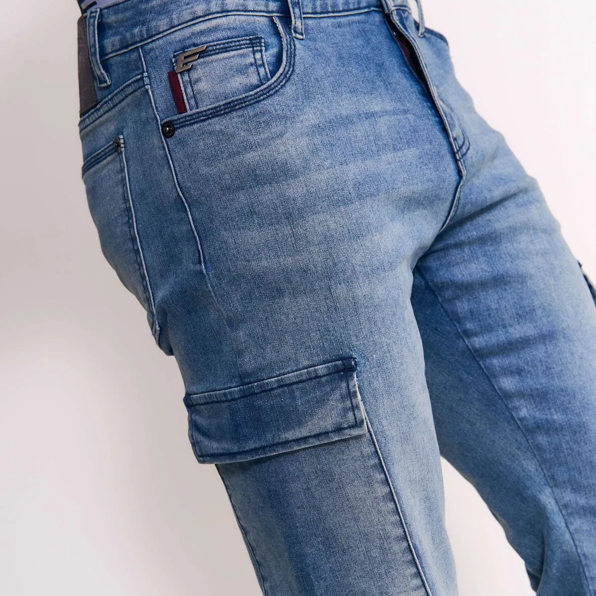 jeans-hombre-cargo-tiro-alto-azulino