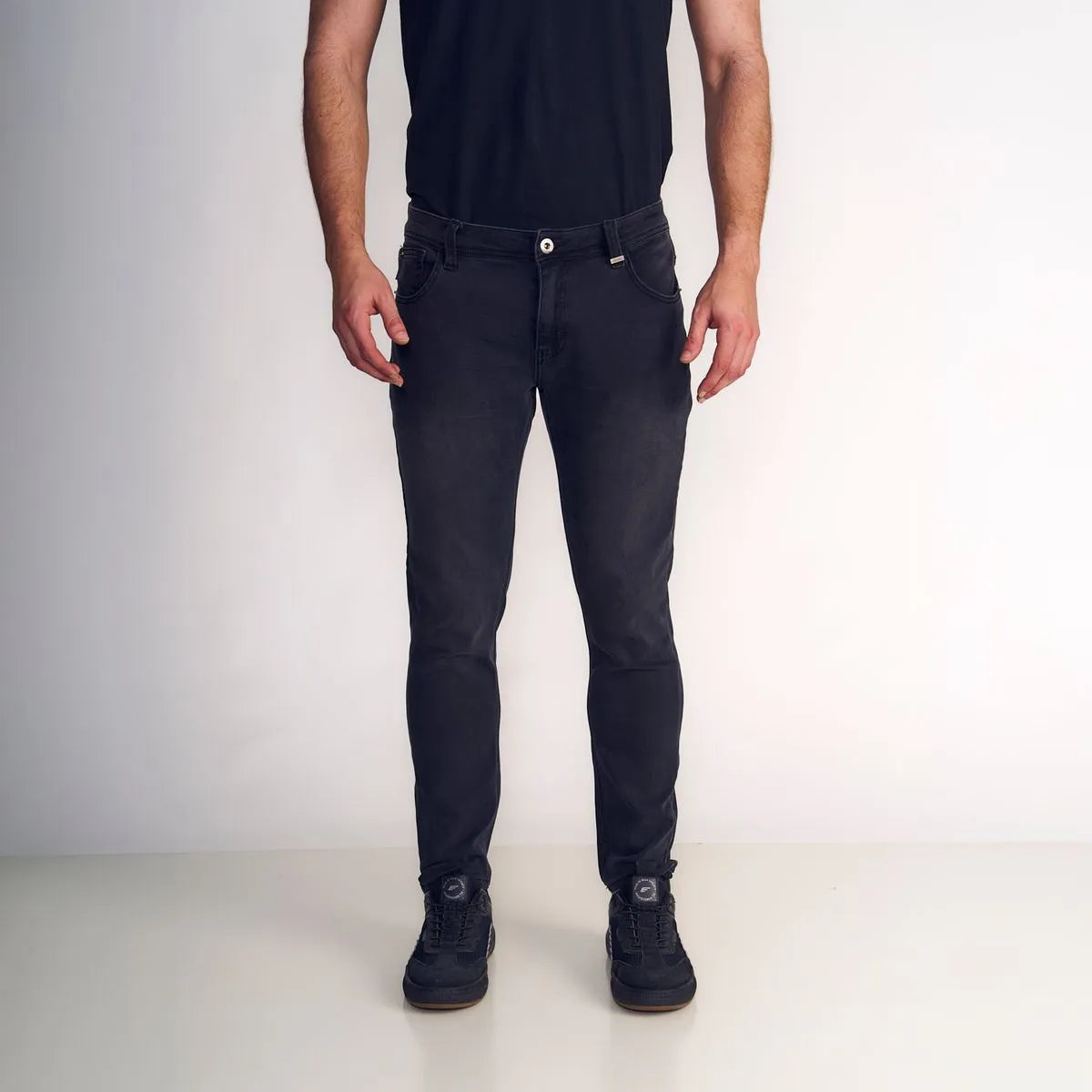 Jeans Hombre Skinny Tiro Medio Storm Elastic Cinco Bolsillos Negro