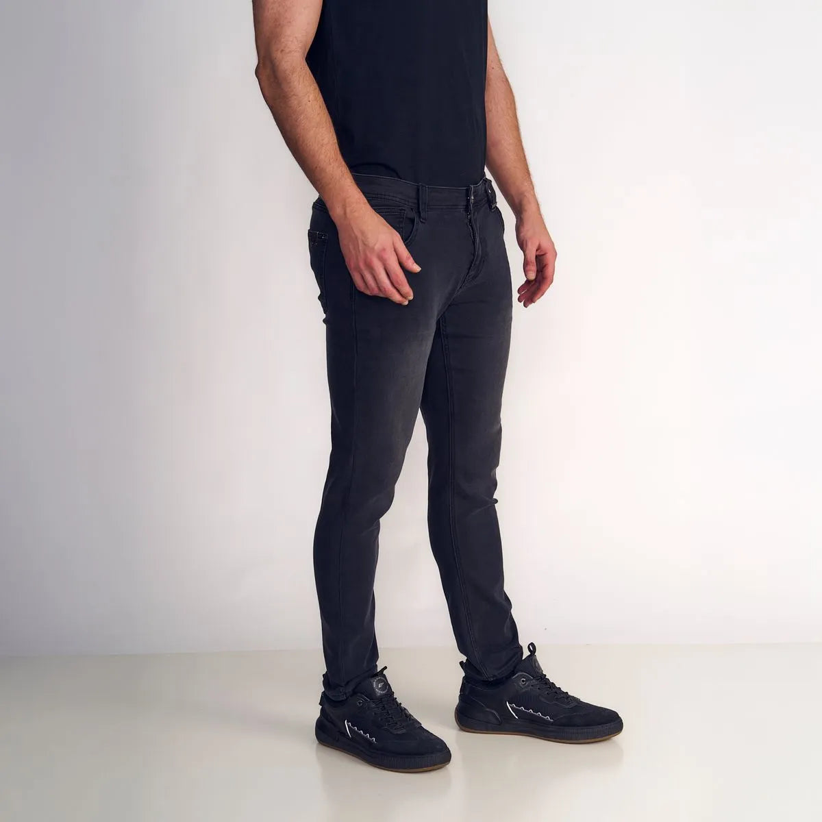 Jeans Hombre Skinny Tiro Medio Storm Elastic Cinco Bolsillos Negro