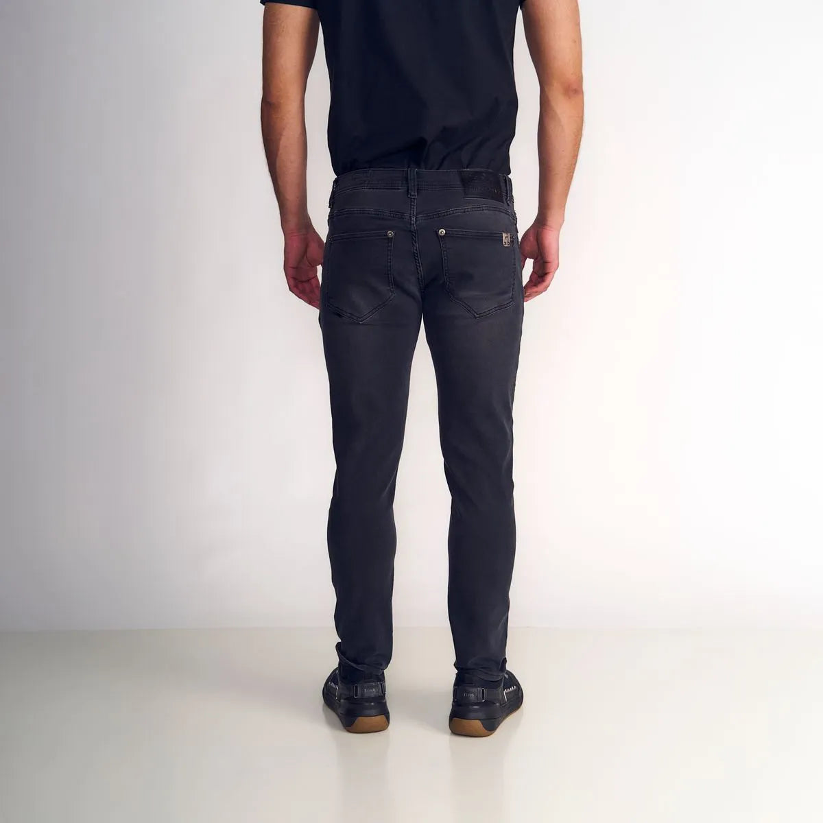 Jeans Hombre Skinny Tiro Medio Storm Elastic Cinco Bolsillos Negro