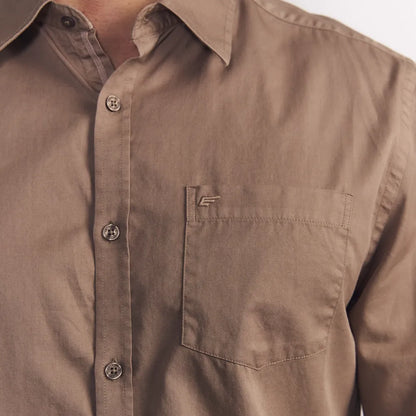 camisa-hombre-garment-dye-solid-cafe