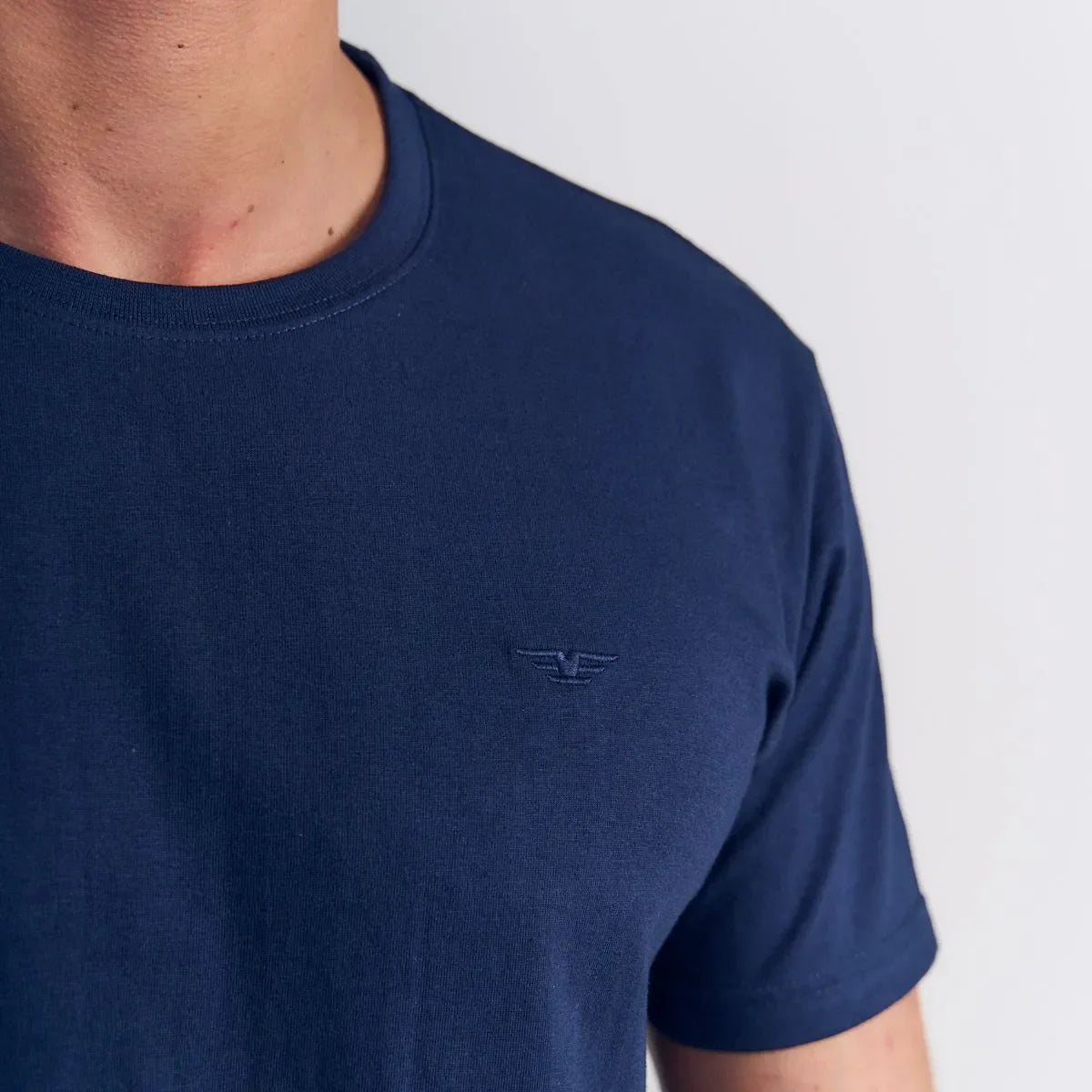 polera-hombre-manga-corta-básica-logo-embroidery-azul