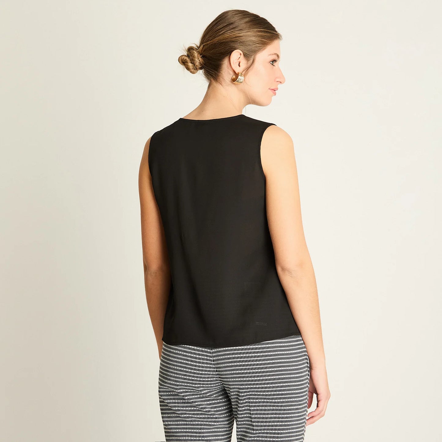 Peto Mujer Negro con Escote V y Volante