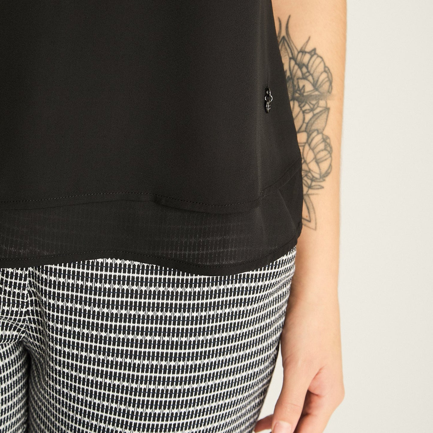 Peto Mujer Negro con Escote V y Volante