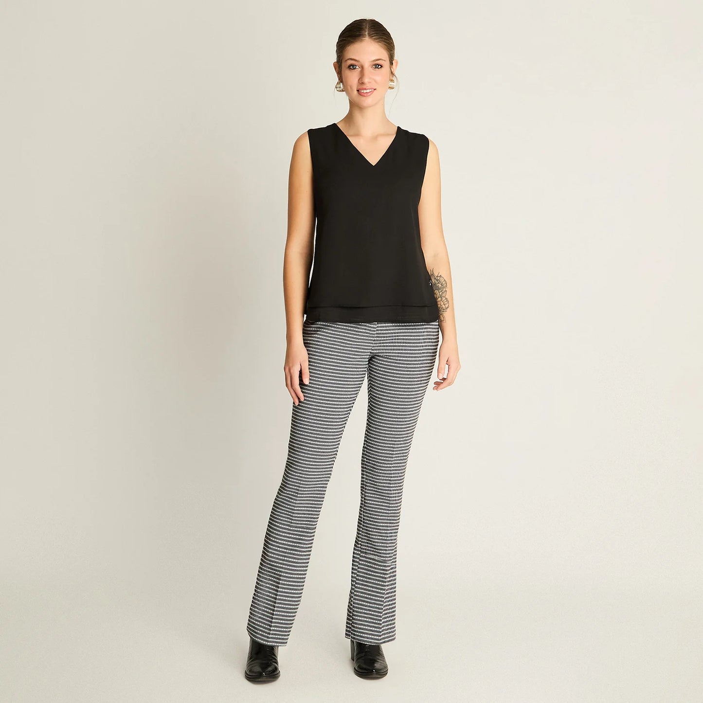 Peto Mujer Negro con Escote V y Volante