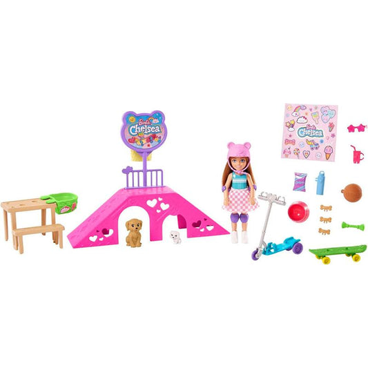 Muñeca Chelsea y accesorios, set de juegos Skatepark con 2 cachorros y más de 15 piezas