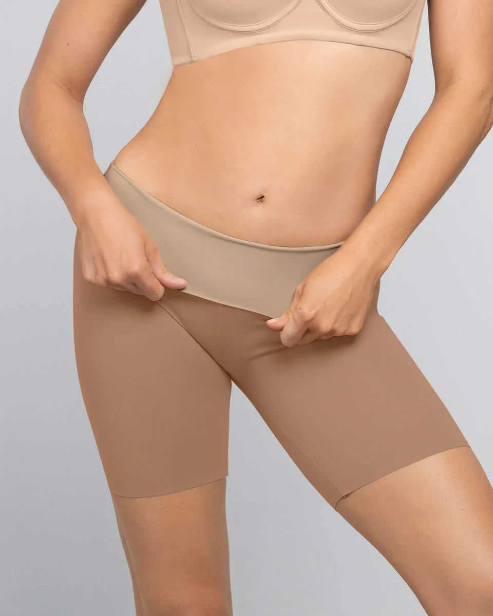 Short Mujer De Control Moderado Aspecto Invisible Con Fajón Antideslizante Café