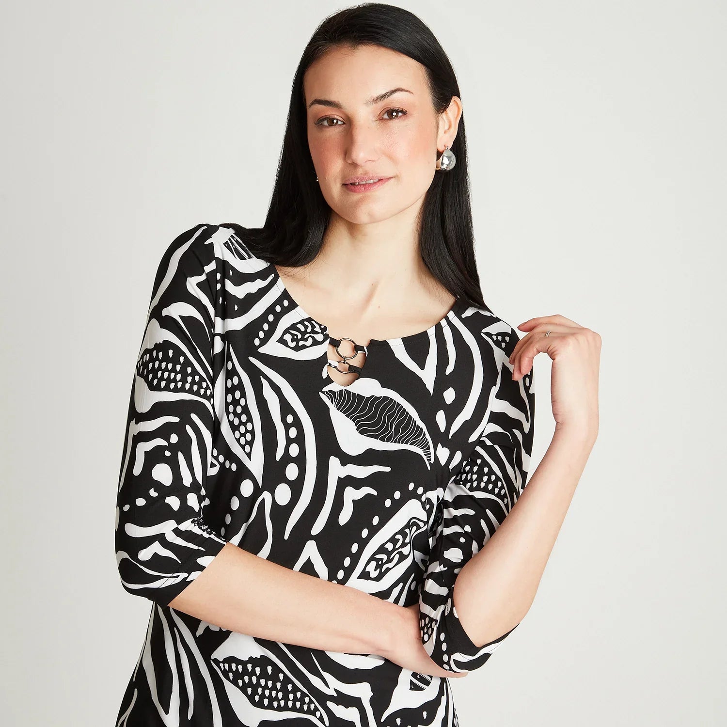 vestido-mujer-midi-negro-manga-3/4-estampado-cuello-redondo