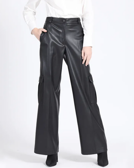 Pantalon cargo ancho efecto cuero negro Liola