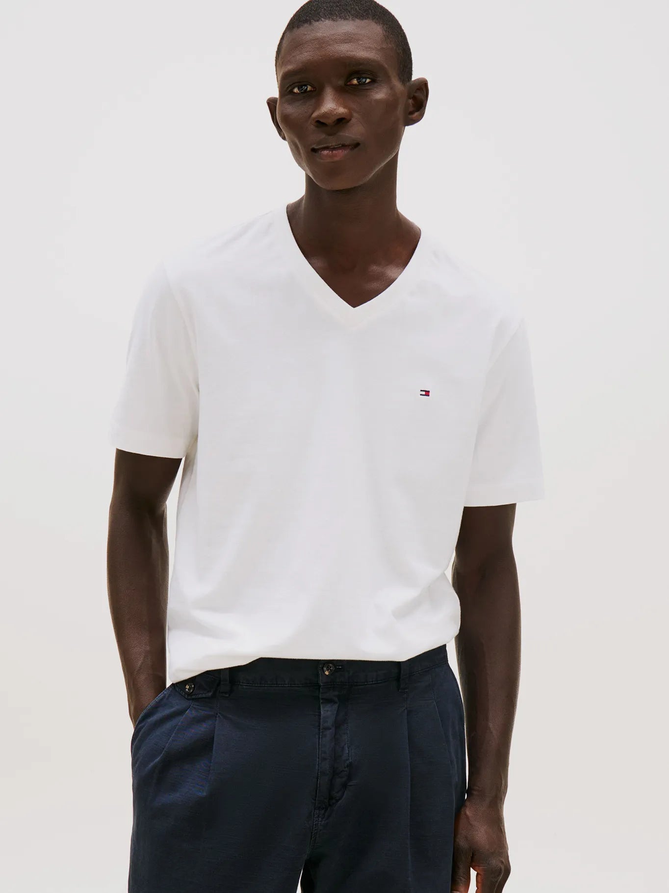 Polera Hombre Essential V-Neck Regular Fit Blanca