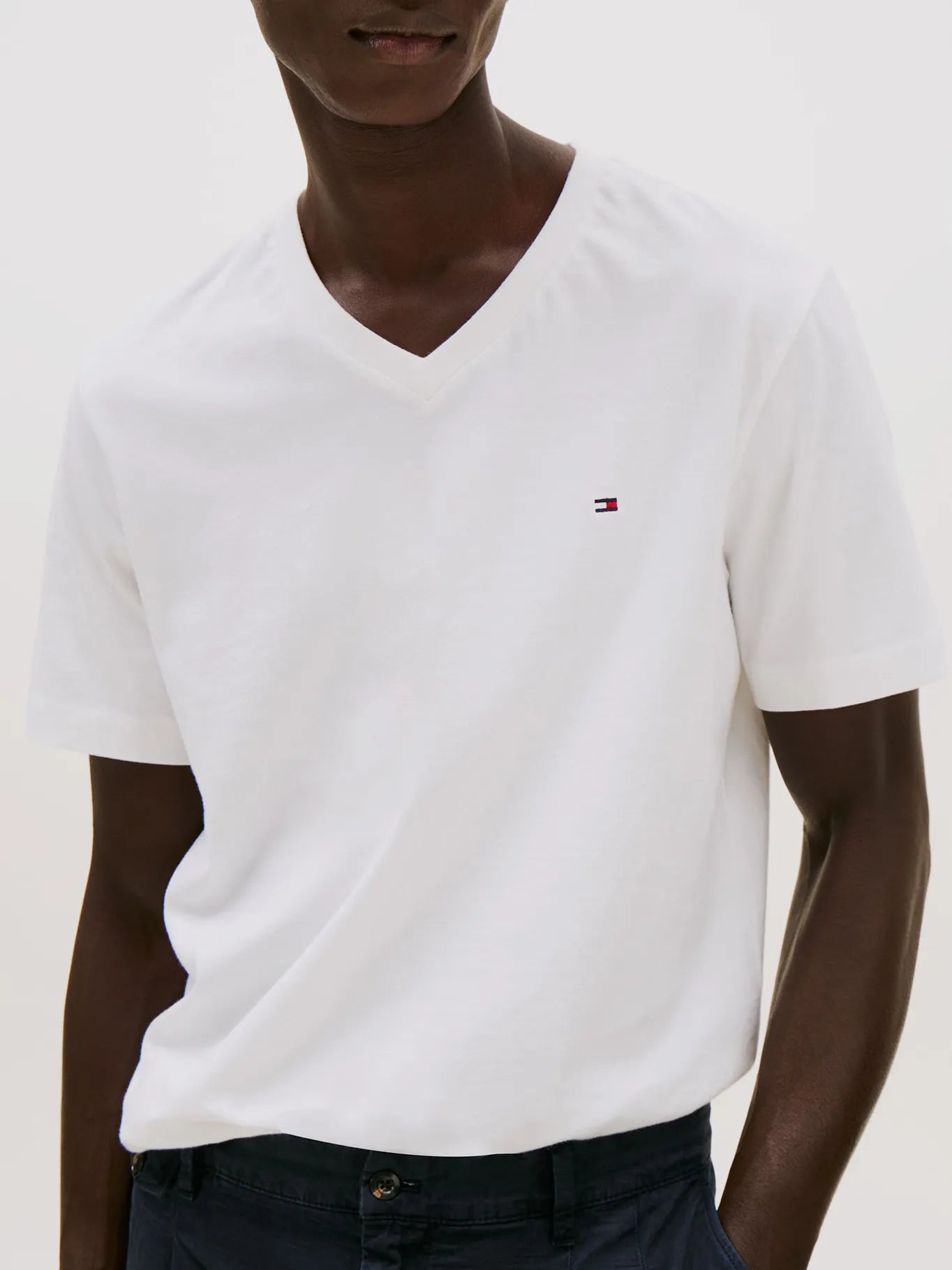 Polera Hombre Essential V-Neck Regular Fit Blanca