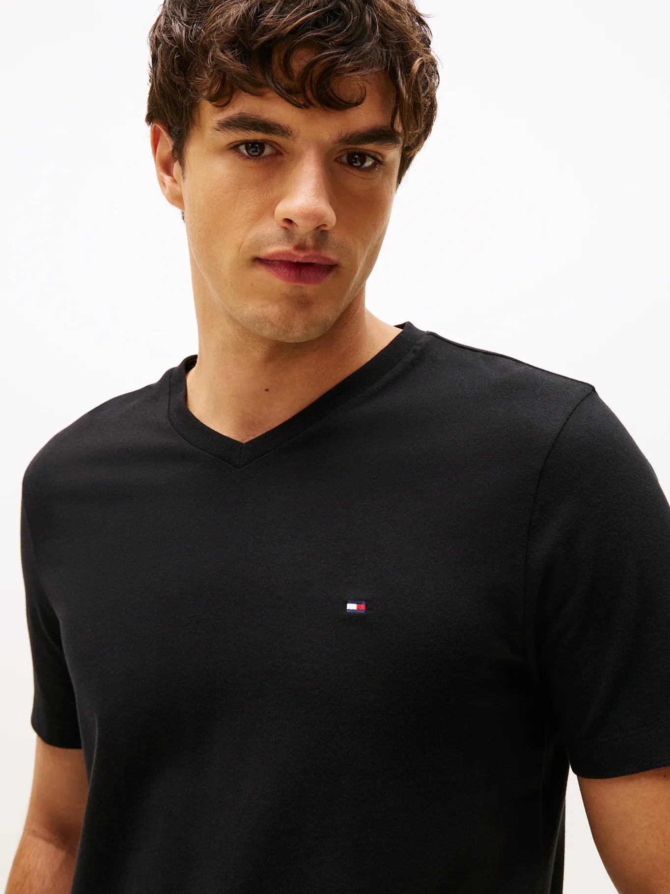 Polera Hombre Essential V-Neck Regular Fit Negra